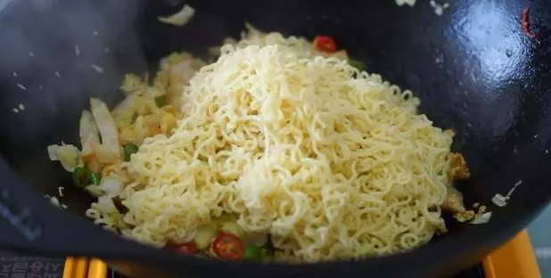 讓老婆給泡一碗面,結果她給炒了,吃完我竟還想再吃第二碗!太美味了!