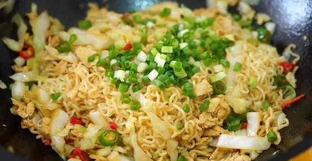 讓老婆給泡一碗面,結果她給炒了,吃完我竟還想再吃第二碗!太美味了!