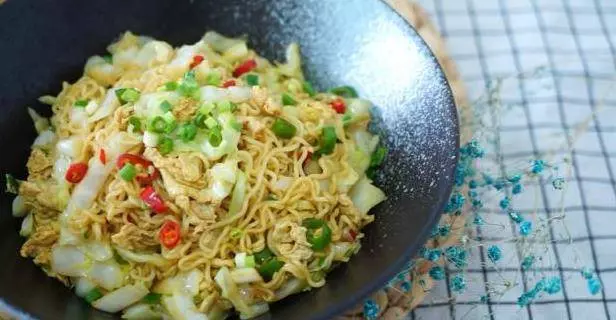 讓老婆給泡一碗面,結果她給炒了,吃完我竟還想再吃第二碗!太美味了!
