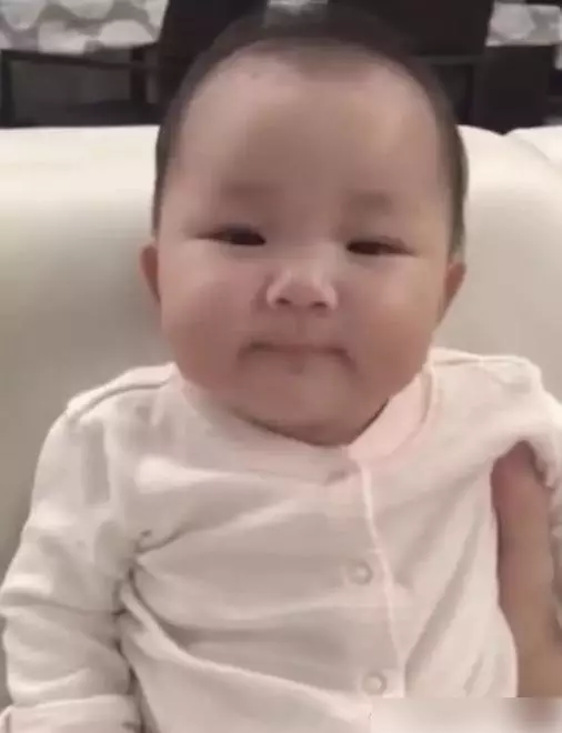 王祖藍與女兒互動,小萌娃吐舌賣萌超可愛,五官和李亞男超像!