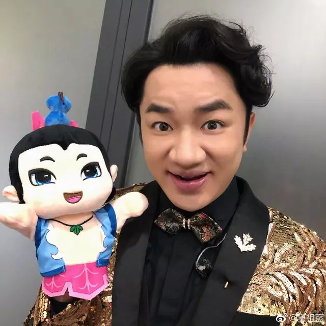 王祖藍與女兒互動,小萌娃吐舌賣萌超可愛,五官和李亞男超像!