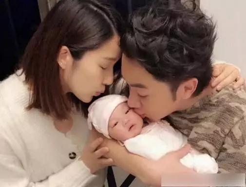 王祖藍與女兒互動,小萌娃吐舌賣萌超可愛,五官和李亞男超像!