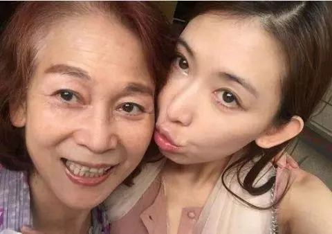 母親節到了!劉嘉玲母親,明星與媽媽合影,誰更青出於藍而勝於藍?