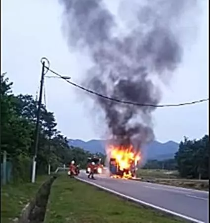 【視頻】 轎車失火,消拯員未及時撲滅火勢,被車主罵「笨」!