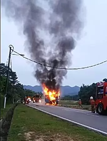 【視頻】 轎車失火,消拯員未及時撲滅火勢,被車主罵「笨」!