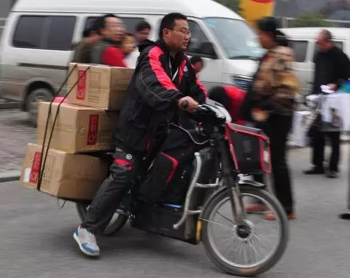 快遞員下班回家路遇「迷路老婆婆」,好心收留她一晚,隔天一早卻接到老闆的一通電話!