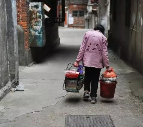 快遞員下班回家路遇「迷路老婆婆」,好心收留她一晚,隔天一早卻接到老闆的一通電話!