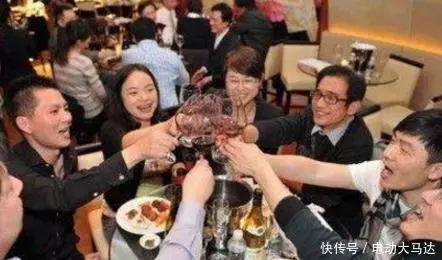 她參加老同學聚會,用便宜雜牌手機被笑窮酸,結果「開免持接一通電話」卻讓大家傻眼了...