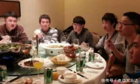 她參加老同學聚會,用便宜雜牌手機被笑窮酸,結果「開免持接一通電話」卻讓大家傻眼了...