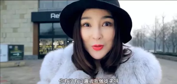 乞丐向貴婦討錢1個月收入竟破萬,當他說出「乞討秘訣」連貴婦都忍不住拜他為師!