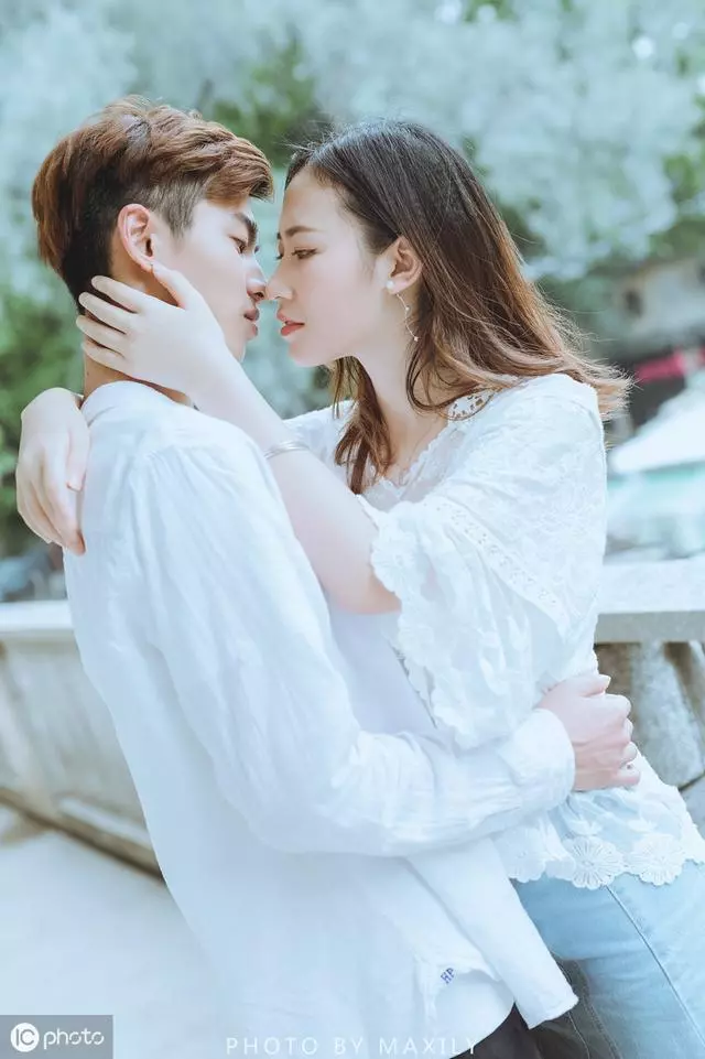 男生別只會「親親抱抱」,女生更喜歡3個「壞動作」