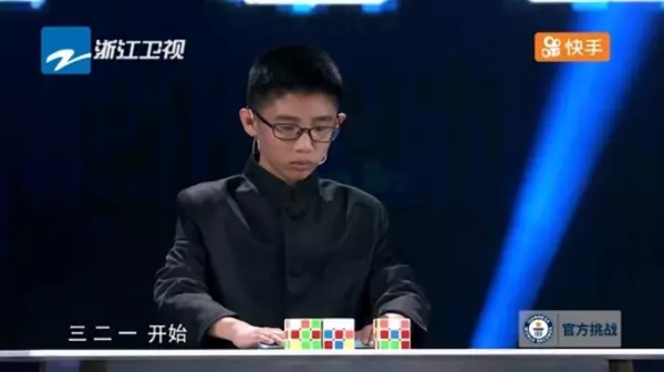 13歲的他「邊拋接並秒解開3顆魔術方塊」!超神技術讓在場人看傻眼!全解開的那一刻,打破金氏世界紀錄!