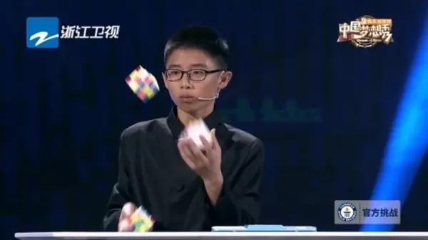 13歲的他「邊拋接並秒解開3顆魔術方塊」!超神技術讓在場人看傻眼!全解開的那一刻,打破金氏世界紀錄!