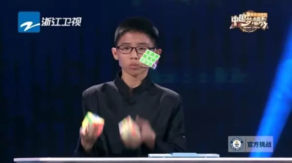 13歲的他「邊拋接並秒解開3顆魔術方塊」!超神技術讓在場人看傻眼!全解開的那一刻,打破金氏世界紀錄!