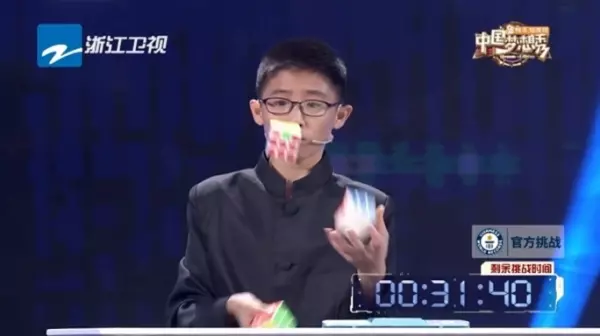 13歲的他「邊拋接並秒解開3顆魔術方塊」!超神技術讓在場人看傻眼!全解開的那一刻,打破金氏世界紀錄!