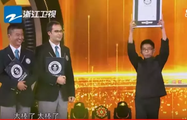 13歲的他「邊拋接並秒解開3顆魔術方塊」!超神技術讓在場人看傻眼!全解開的那一刻,打破金氏世界紀錄!