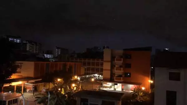 注意!新加坡狂風暴雨來了,全島多處大樹都被連根拔起