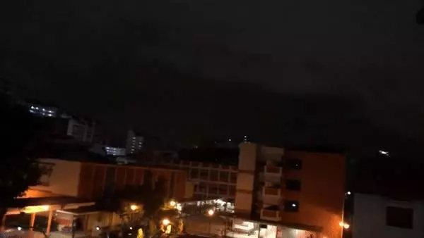 注意!新加坡狂風暴雨來了,全島多處大樹都被連根拔起