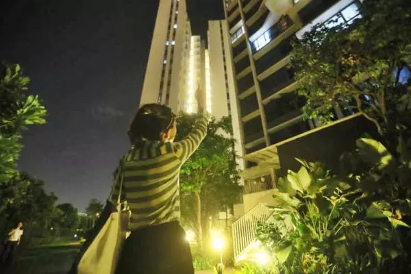 【新加坡】 17樓住家沒關窗, 女子洗澡驚見無人機拍攝 !