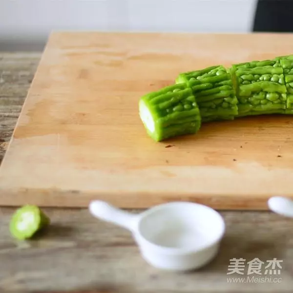 吃了這麼多年苦瓜才知道,原來把「苦源」切掉後,苦味就沒有了