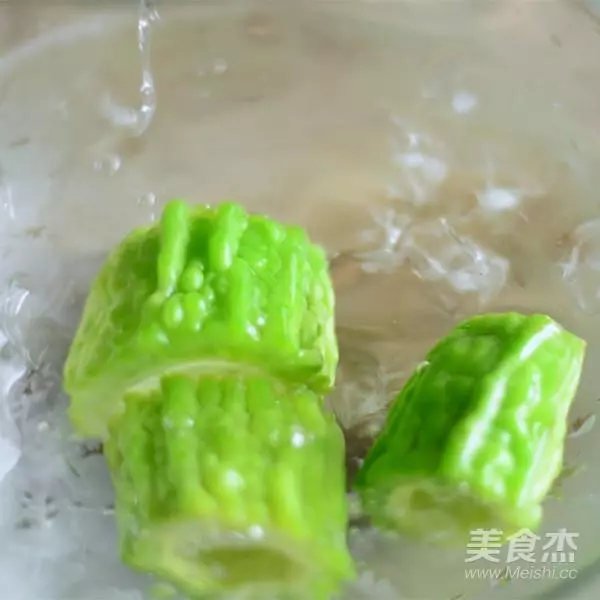 吃了這麼多年苦瓜才知道,原來把「苦源」切掉後,苦味就沒有了