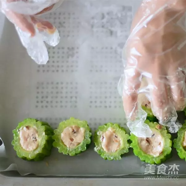 吃了這麼多年苦瓜才知道,原來把「苦源」切掉後,苦味就沒有了