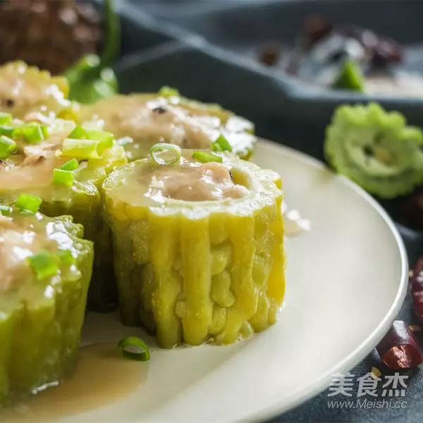 吃了這麼多年苦瓜才知道,原來把「苦源」切掉後,苦味就沒有了