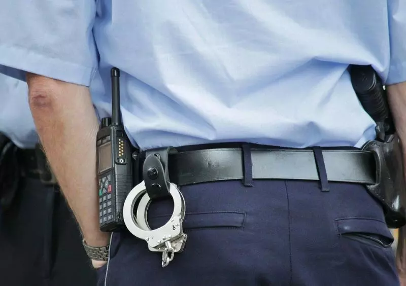 假警截查趁機行劫,女主沒錢慘被揮拳暴打!