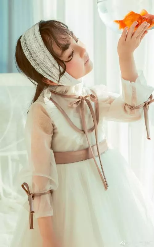 小山竹從素人小孩變日系美女,顏值不輸星二代