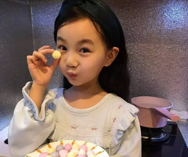 小山竹從素人小孩變日系美女,顏值不輸星二代