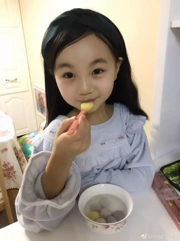 小山竹從素人小孩變日系美女,顏值不輸星二代
