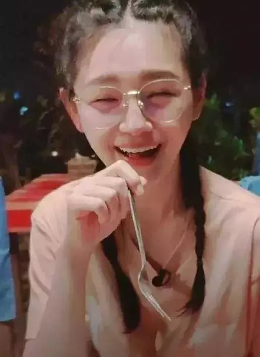 大S一個月瘦身20斤,43歲仍然像個少女,與「姐妹花」同框比美太搶鏡:女人狠起來到底有多?