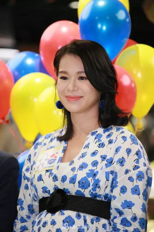 胡杏兒踩高跟挺孕肚出席活動,沒想到如今竟胖成這樣,雙腳簡直不忍直視,慘被身旁的主持人秒殺