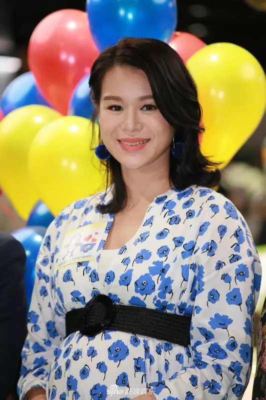 胡杏兒踩高跟挺孕肚出席活動,沒想到如今竟胖成這樣,雙腳簡直不忍直視,慘被身旁的主持人秒殺
