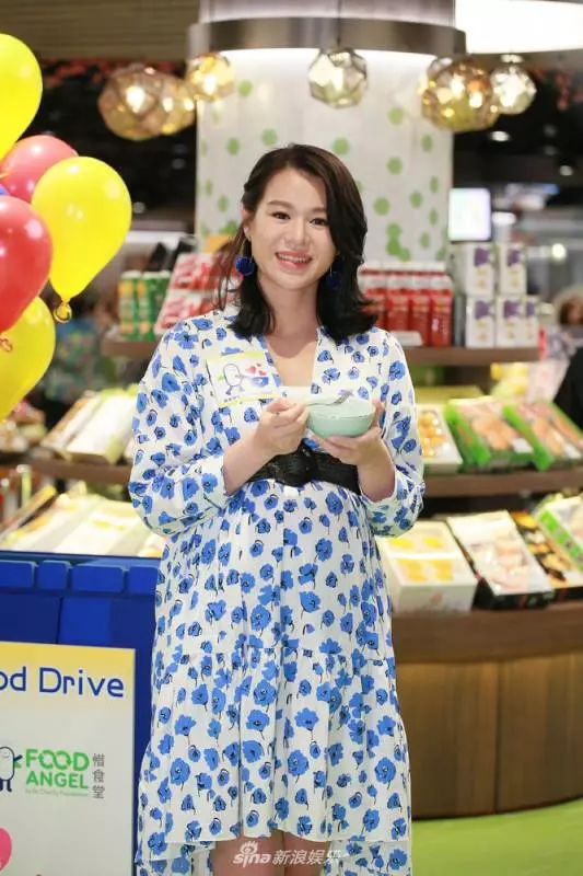 胡杏兒踩高跟挺孕肚出席活動,沒想到如今竟胖成這樣,雙腳簡直不忍直視,慘被身旁的主持人秒殺