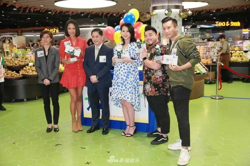 胡杏兒踩高跟挺孕肚出席活動,沒想到如今竟胖成這樣,雙腳簡直不忍直視,慘被身旁的主持人秒殺