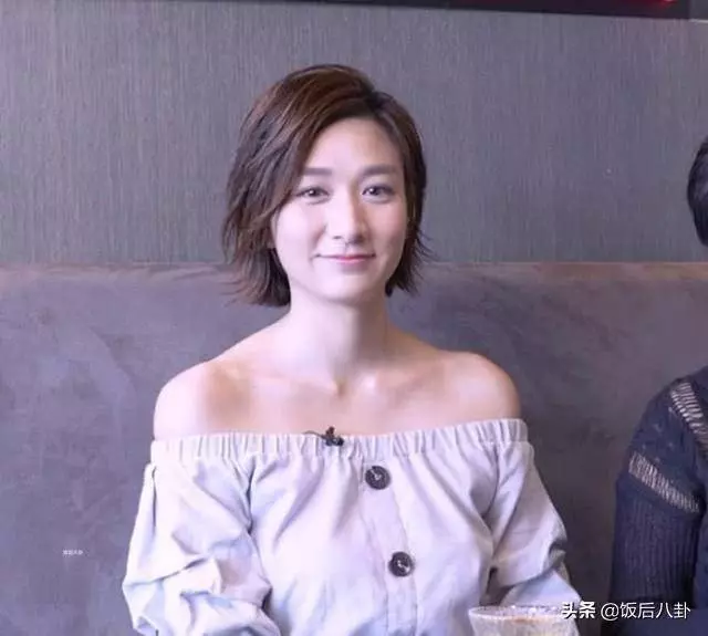 54歲雪梨攜女兒接受採訪,如今滿臉皺紋,衰老自此,女兒竟長得這麼像她