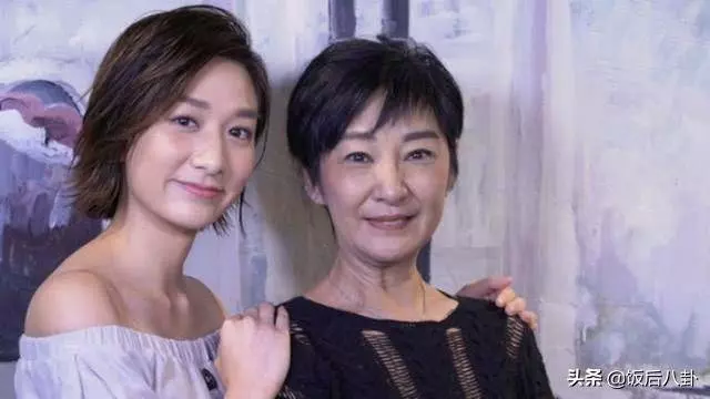 54歲雪梨攜女兒接受採訪,如今滿臉皺紋,衰老自此,女兒竟長得這麼像她