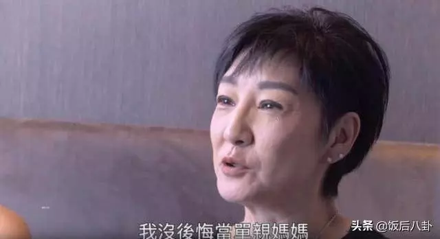 54歲雪梨攜女兒接受採訪,如今滿臉皺紋,衰老自此,女兒竟長得這麼像她