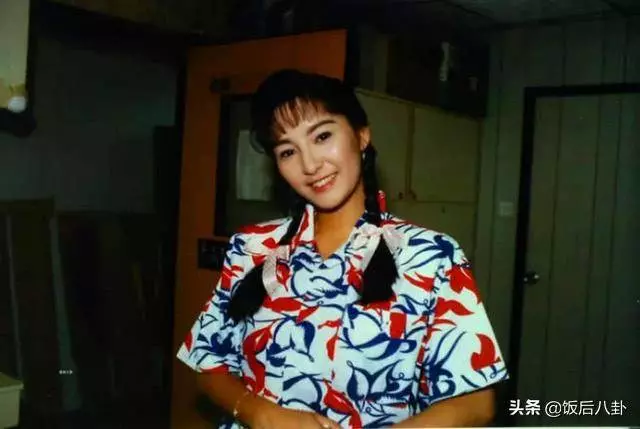 54歲雪梨攜女兒接受採訪,如今滿臉皺紋,衰老自此,女兒竟長得這麼像她