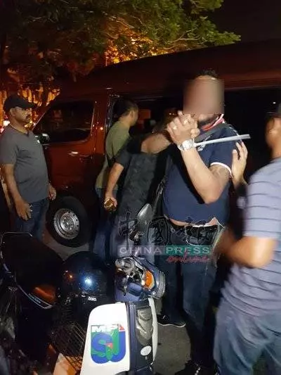 大馬4黑幫在夜店尋歡遇警方臨檢,身上的象徵讓被警方當場捕!
