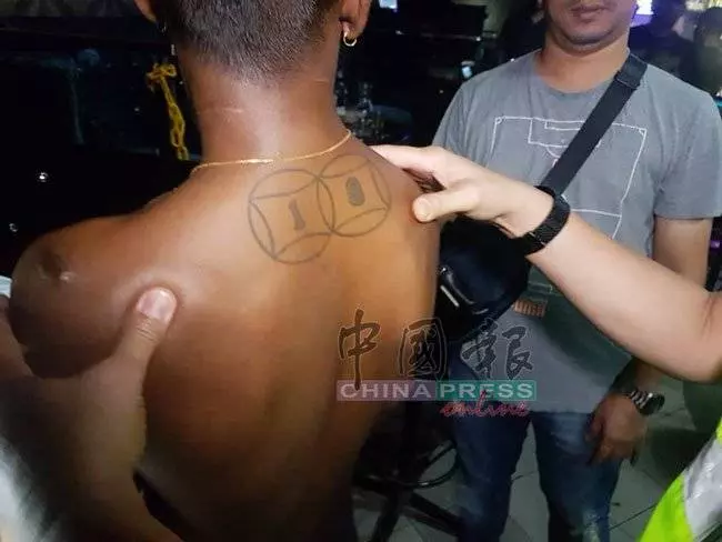 大馬4黑幫在夜店尋歡遇警方臨檢,身上的象徵讓被警方當場捕!