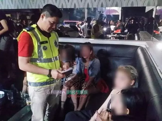 大馬4黑幫在夜店尋歡遇警方臨檢,身上的象徵讓被警方當場捕!