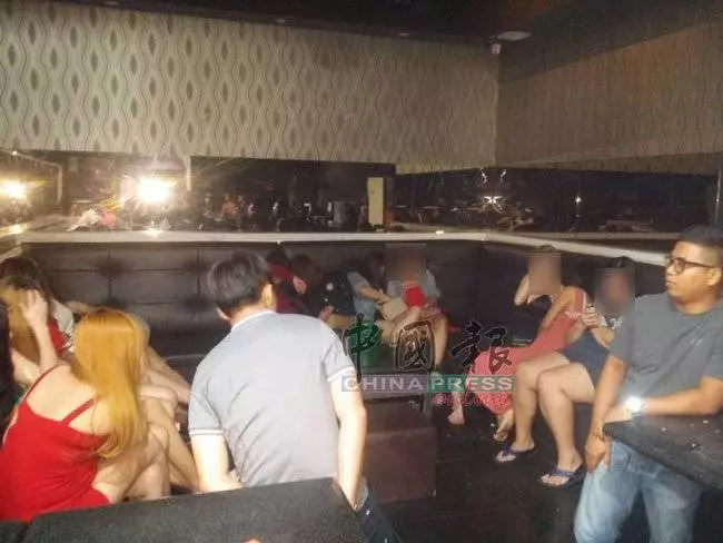 大馬4黑幫在夜店尋歡遇警方臨檢,身上的象徵讓被警方當場捕!