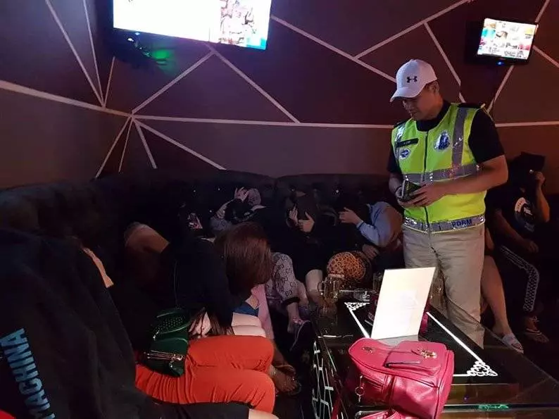 大馬4黑幫在夜店尋歡遇警方臨檢,身上的象徵讓被警方當場捕!