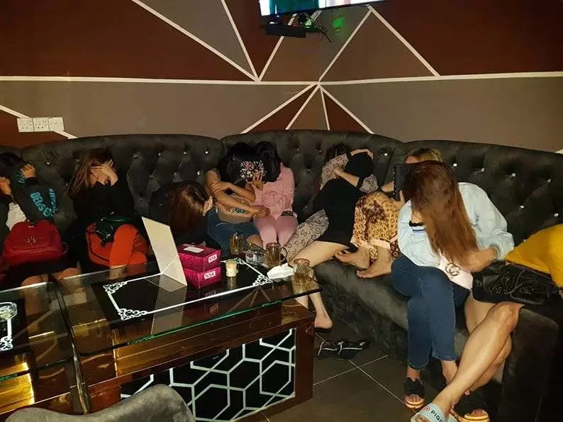 大馬4黑幫在夜店尋歡遇警方臨檢,身上的象徵讓被警方當場捕!