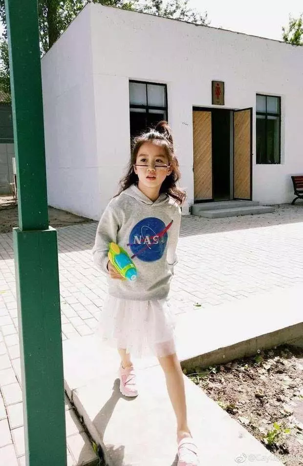 李麗珍、鍾麗緹和朱茵女兒,都敵不過邱淑貞女兒的美貌