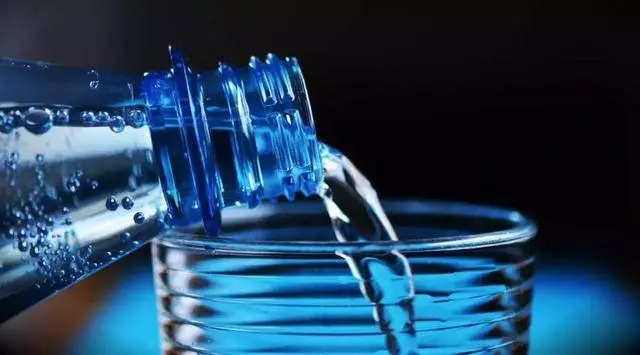 早上起床第一口水怎麼喝?2種水千萬別喝!毀腎、毀胃、毀血管