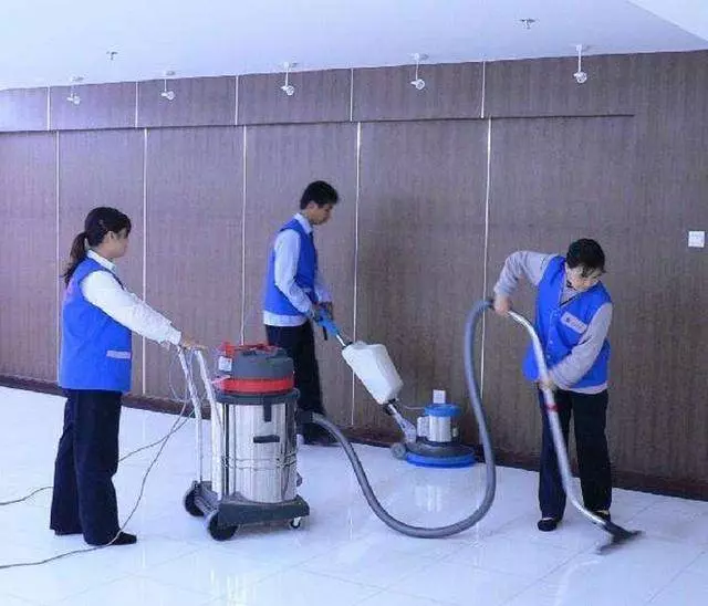 清潔女工撿到飛機票,及時送到機場卻被辭退,3個星期後驚喜來了