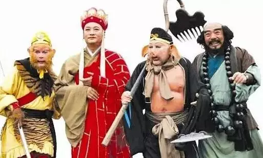 貴婦想幫助窮人脫貧,於是送了他一頭牛,一年後貴婦卻在窮人家裡看到「這樣」的景象...